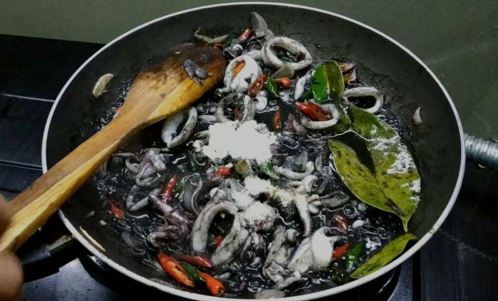 memasak cumi bumbu hitam (youtube.com/Arfiani Yanuar)