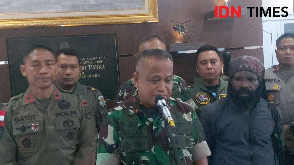 Pangdam/Cendrawasih, Mayjen TNI. Muhamad Saleh Mustafa, didampingi, Danrem 172/PWY, Brigjen TNI. JO Sembiring, dan Danpas brimob III Brigjen Pol. Gatot saat memberikan keterangan pers di Mako Lanud Yohanis Kapiyau, IDN Times/ Ricky Lodar