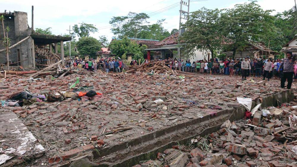 Kondisi rumah korban yang hancur karena ledakan petasan. IDN Times/ Bramanta Pamungkas