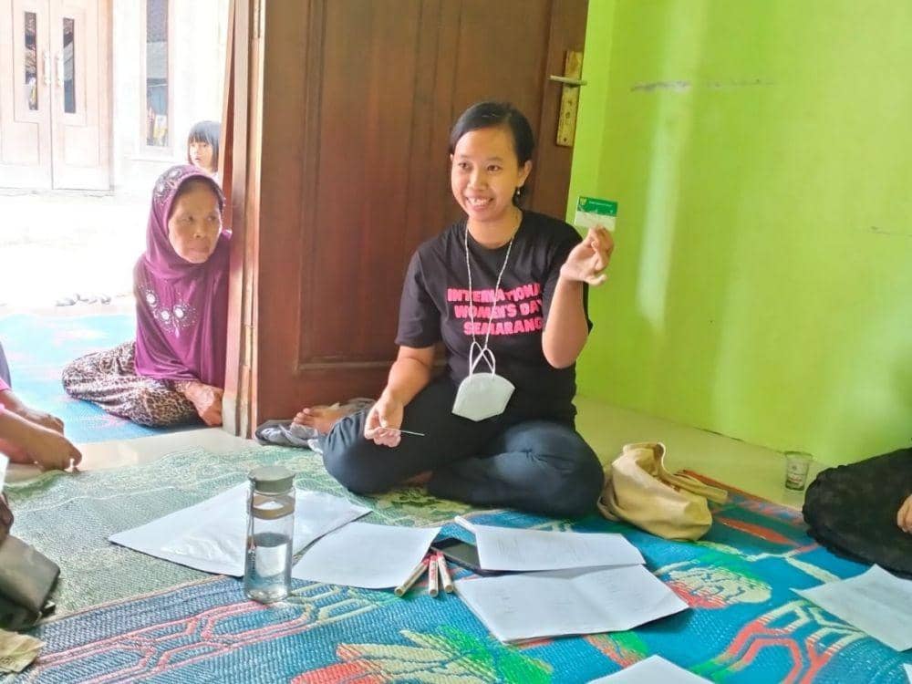 Koordinator SPRT Merdeka Semarang, Nur Kasanah saat menyosialisasikan manfaat kepesertaan BPJS Ketenagakerjaan kepada para PRT di Kampung Kedungjangan Mijen, Semarang. (IDN Times/bt)