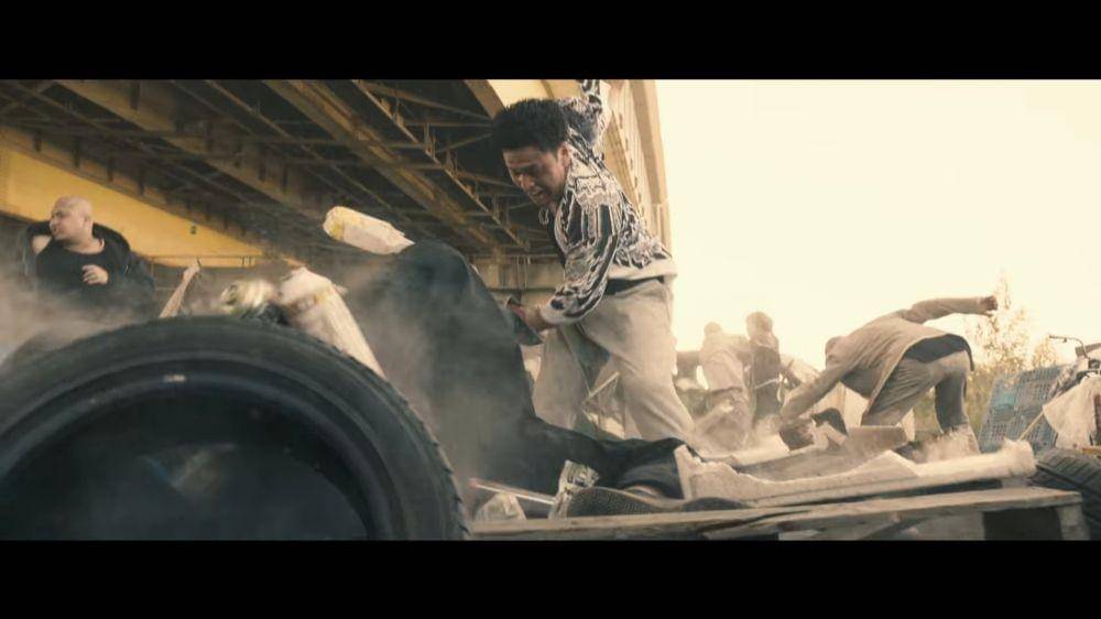 Jinkawa membanting Tsuji. (Dok. Shochiku/High and Low: The Worst)