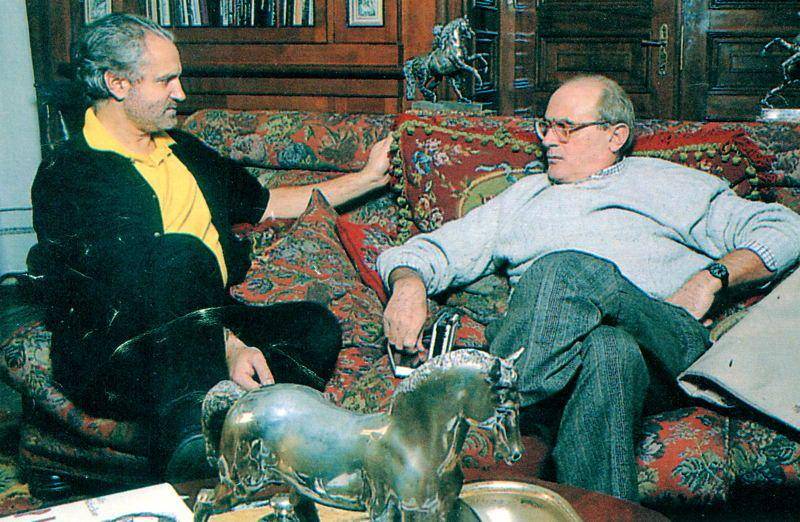 Penulis Italia Mario Biondi mewawancarai stylist terkenal Gianni Versace (kiri) di rumahnya. (commons.wikimedia.org/Italian magazine)