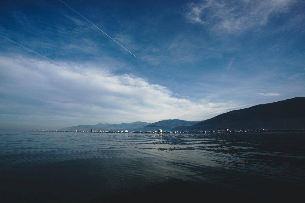 laut Kaspia (Unsplash/Milad Fakurian)