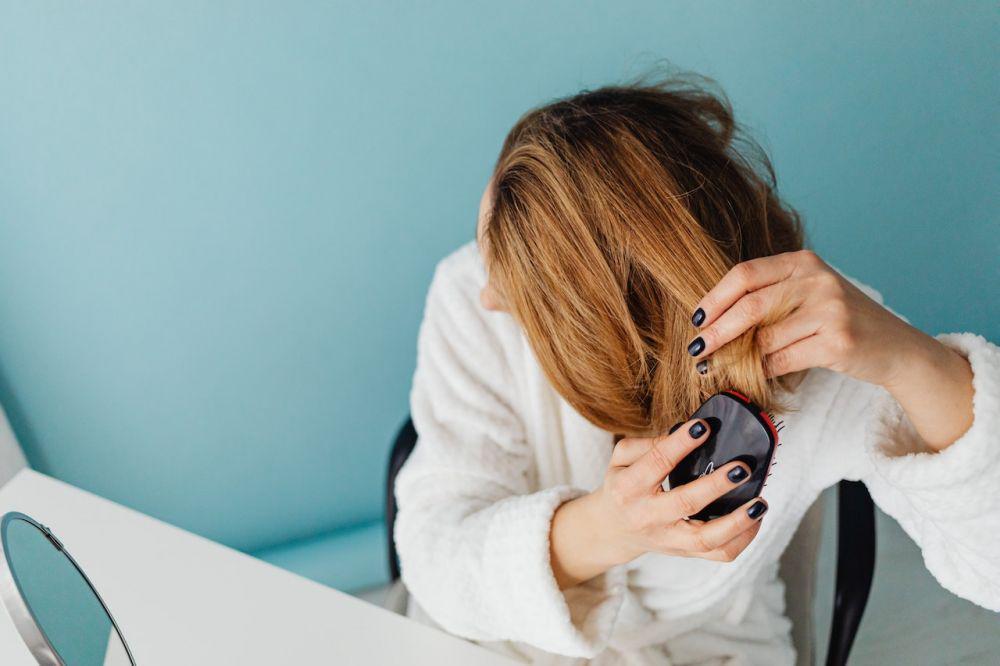5 Cara Mudah Menyisir Rambut Kusut, Lebih Gampang Diatur!