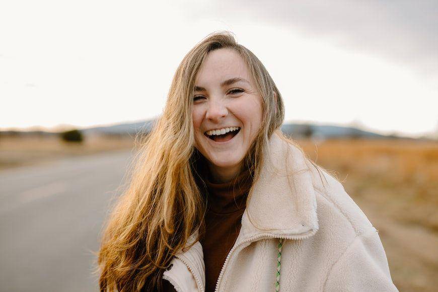 ilustrasi wanita tertawa (unsplash.com/Brooke cagle)