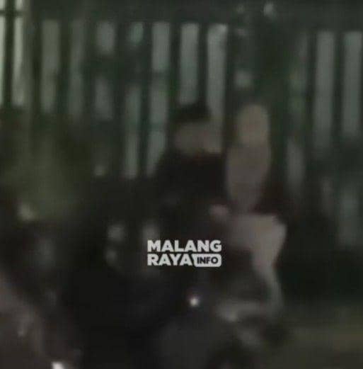 Video viral muda mudi mesum di bangku troatoar Jalan Ijen Kota Malang. (Instagram/malangraya_info)