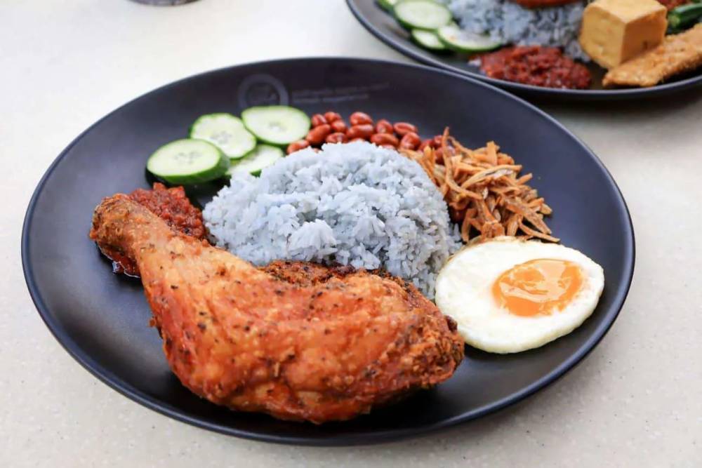 Ilustrasi nasi telang lauk ayam goreng (misstamchiak.com)