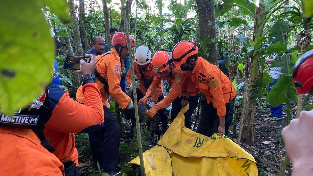 Petugas menemukan potongan tubuh milik korban ledakan petasan. IDN Times/ istimewa