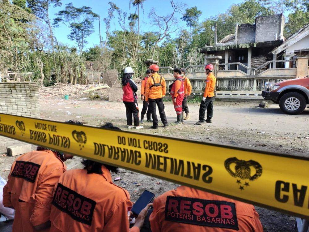Petugas berjaga di lokasi ledakan di Blitar. IDN Times/ istimewa