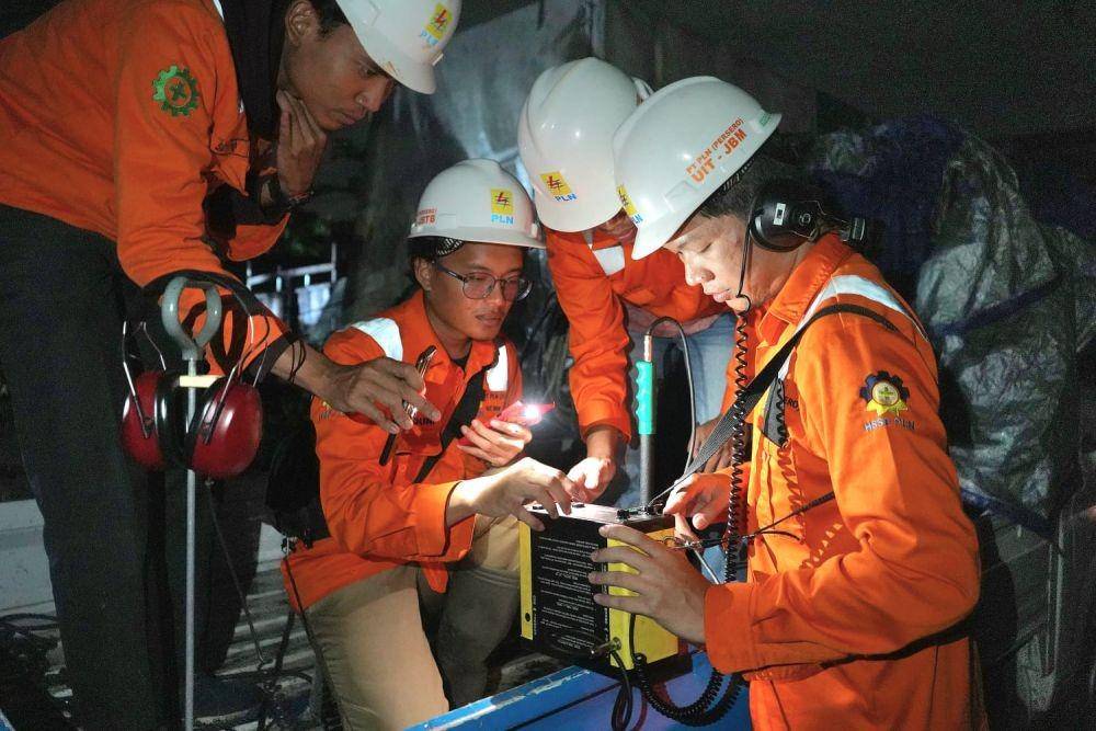 Perbaikan listrik di kawasan Madura. Dok. Pemprov Jatim.