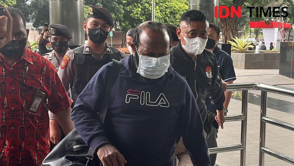 Usai Diperiksa 5,5 Jam, Bupati Mamberamo Tengah Ditahan KPK