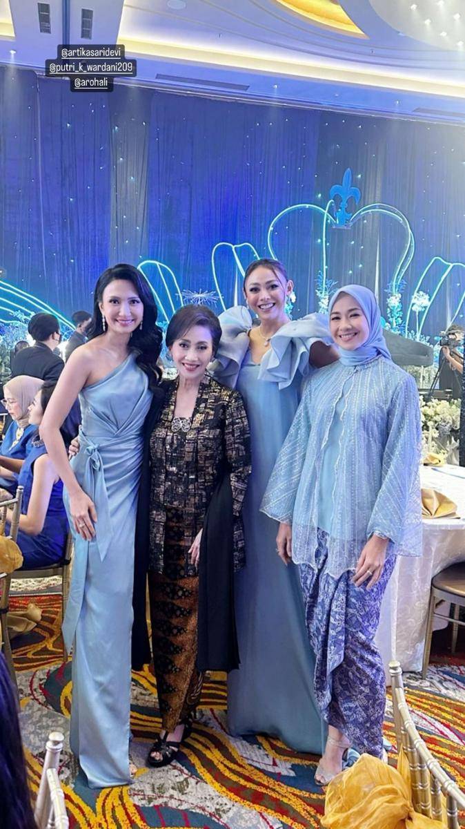 gaya artis di resepsi Ayu Maulida (instagram.com/whulandary)
