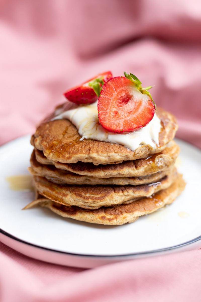 ilustrasi pancake pisang dengan topping buah stroberi (unsplash.com/khlebnikovayulia)