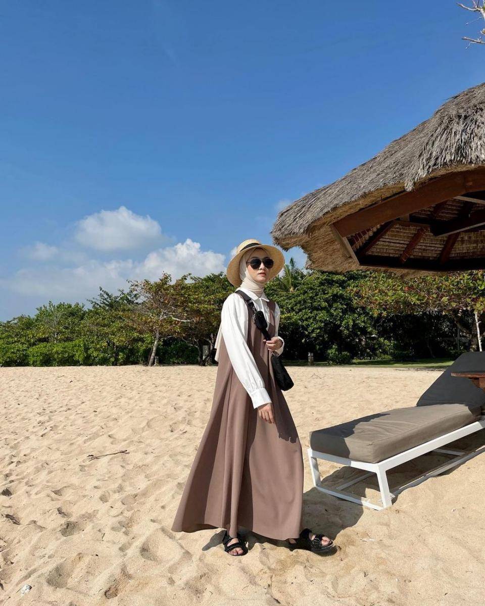 padu padan outfit dengan topi untuk ke pantai (instagram.com/inasrana)