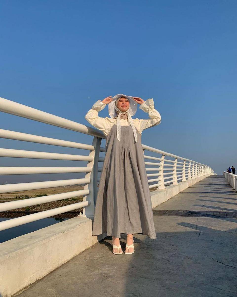 padu padan outfit dengan topi untuk ke pantai (instagram.com/nasariastri)