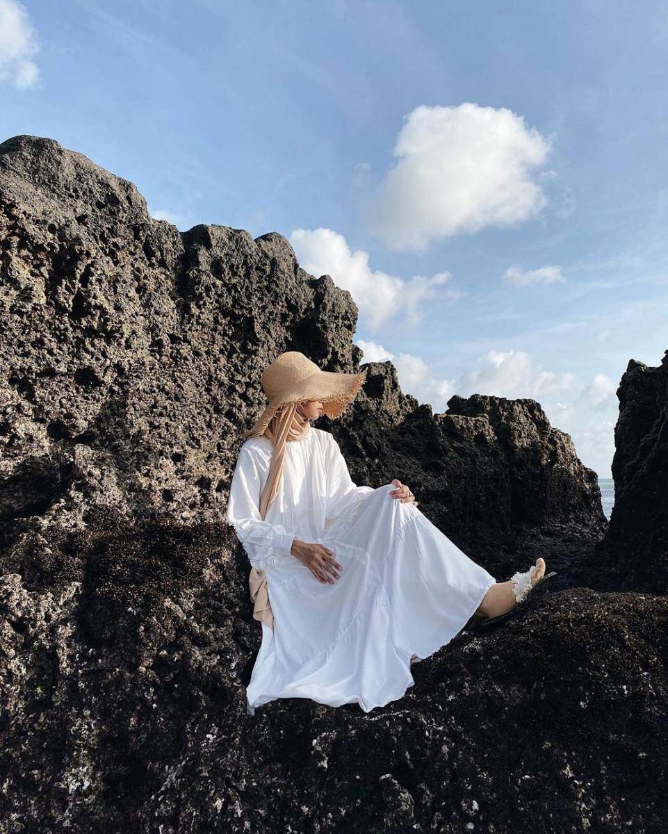 padu padan outfit dengan topi untuk ke pantai (instagram.com/citraamr)