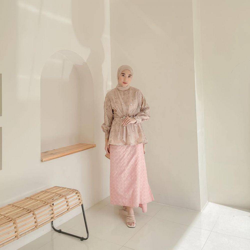 Kebaya brokat. (instagram.com/denisarani)
