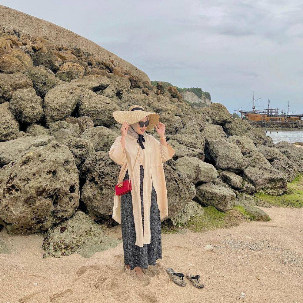 padu padan outfit dengan topi untuk ke pantai (instagram.com/meilanindraa)