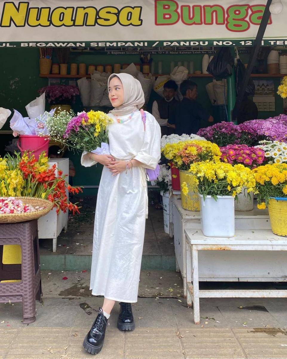 inspirasi outfit feminin di toko bunga (instagram.com/raihanand)