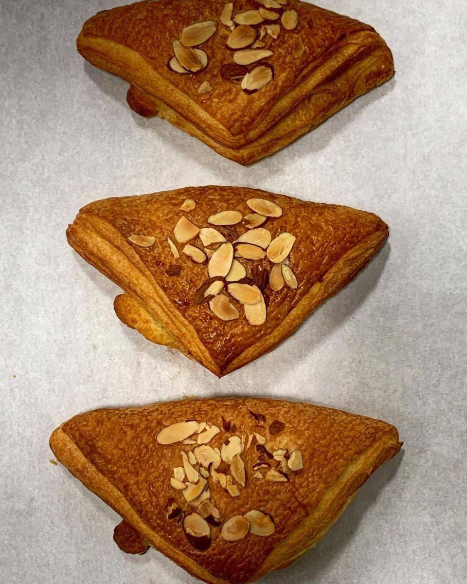ilustrasi almond turnover (instagram.com/cacroustillebc)