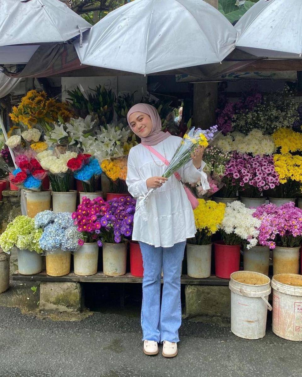 inspirasi outfit feminin di toko bunga (instagram.com/inthiraclhaudya)