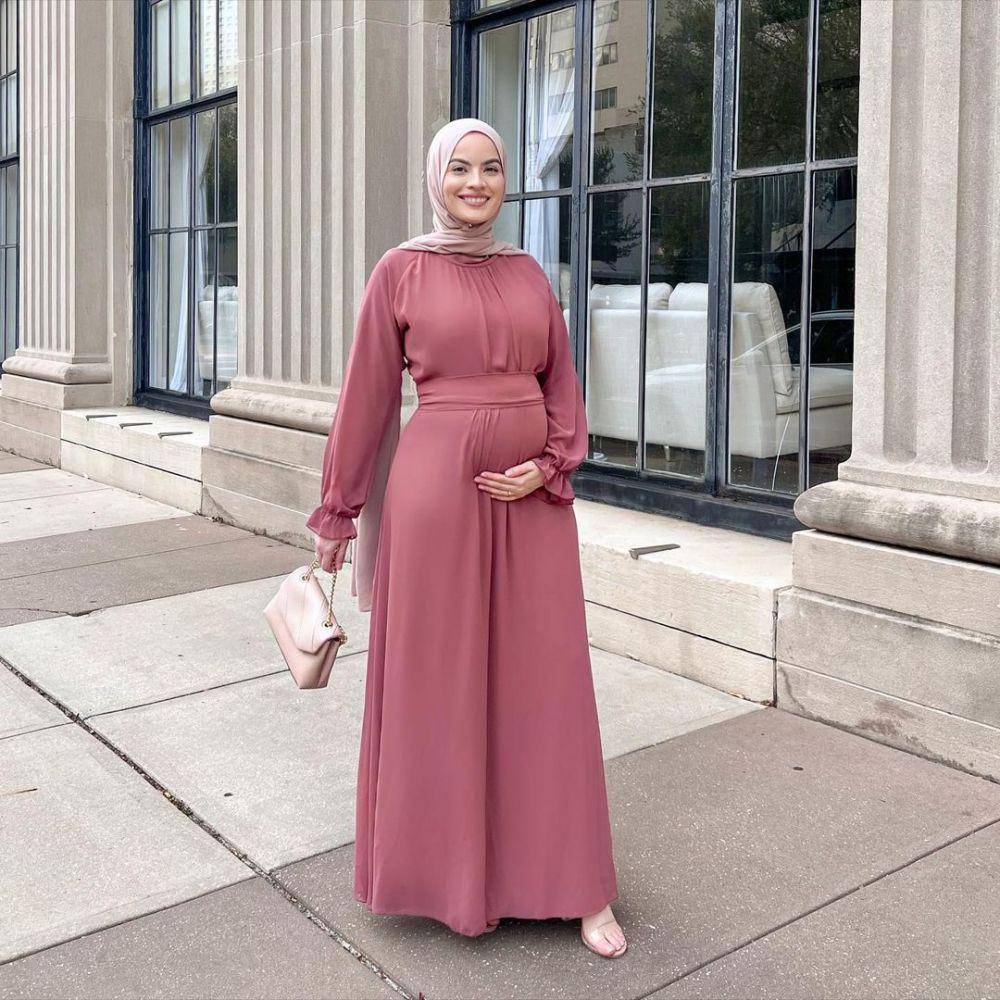 Dress warna mauve bikin anggun (instagram.com/omayazein)
