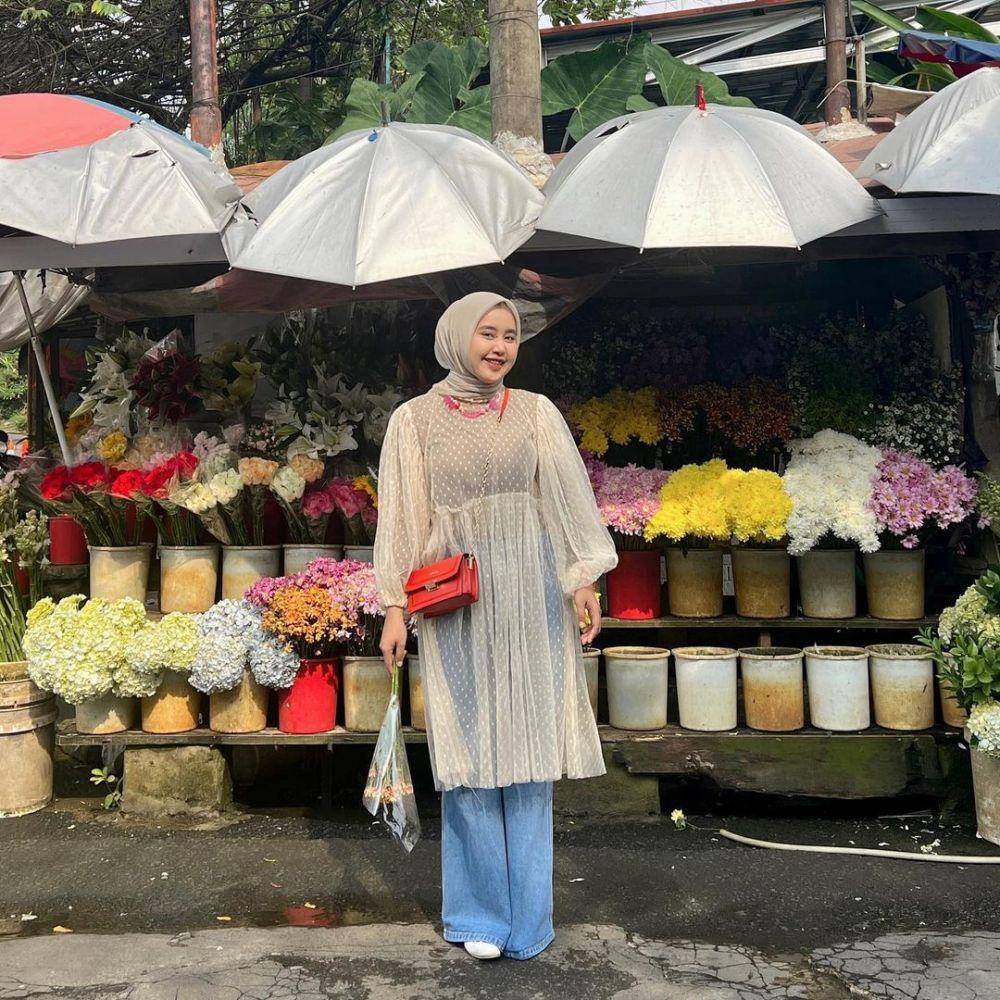 inspirasi outfit feminin di toko bunga (instagram.com/meilanindraa)