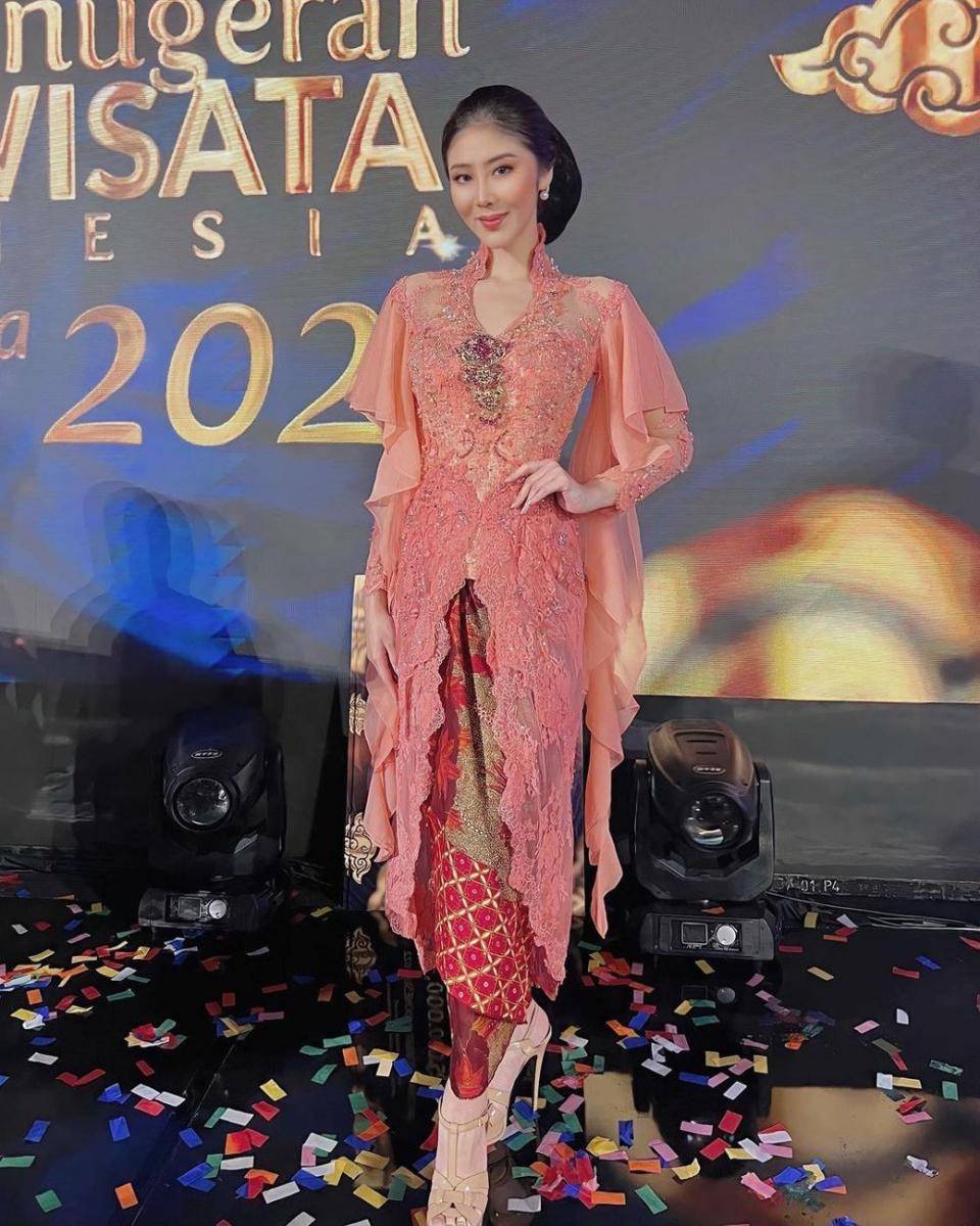 Kebaya brokat. (instagram.com/ayusarasw)