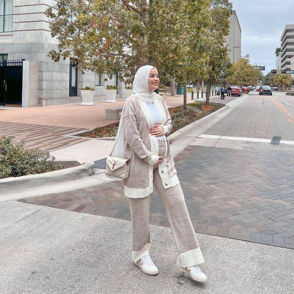 Tampil santai dengan setelan knit dan sneakers (instagram.com/omayazein)