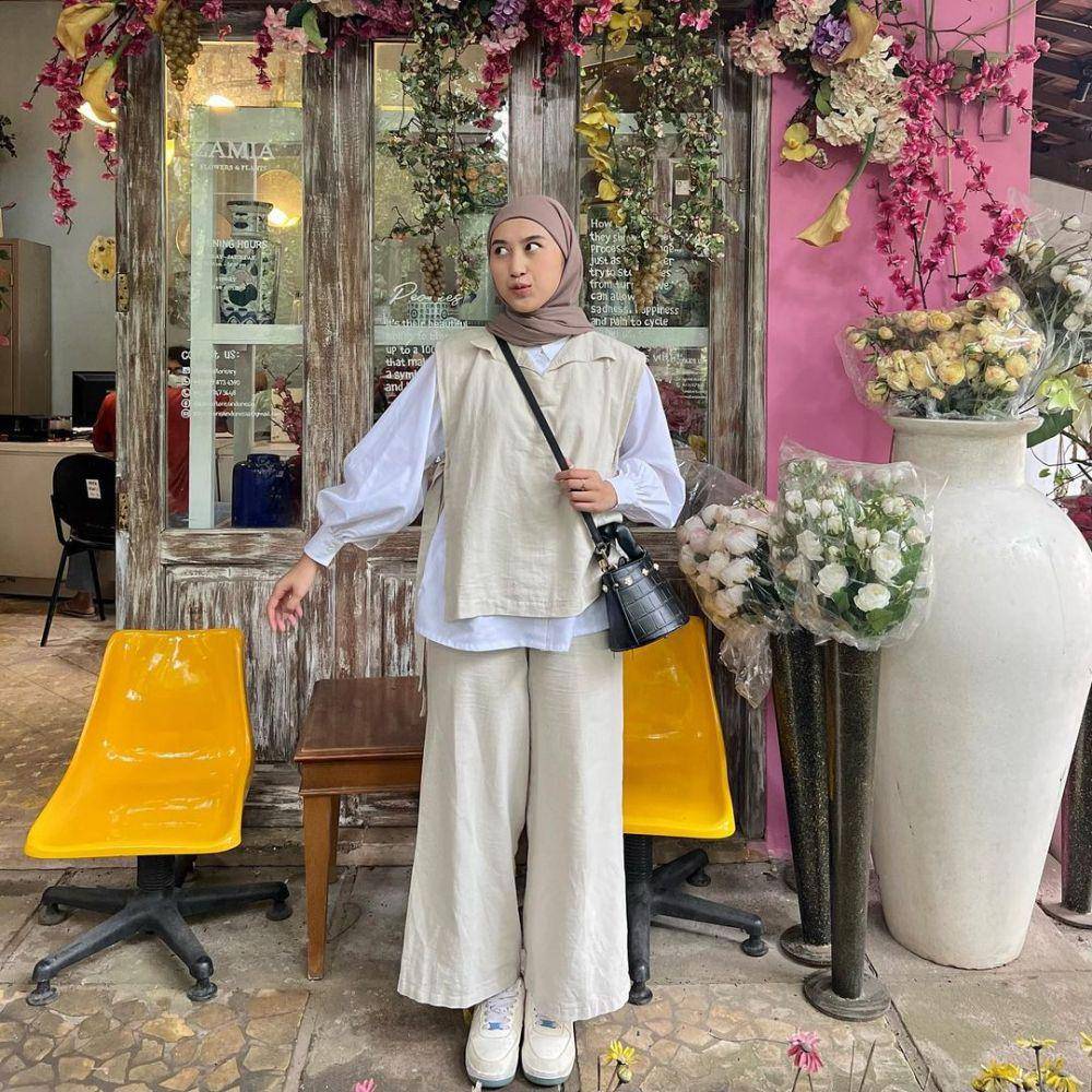 inspirasi outfit feminin di toko bunga (instagram.com/jihandhaifullah)