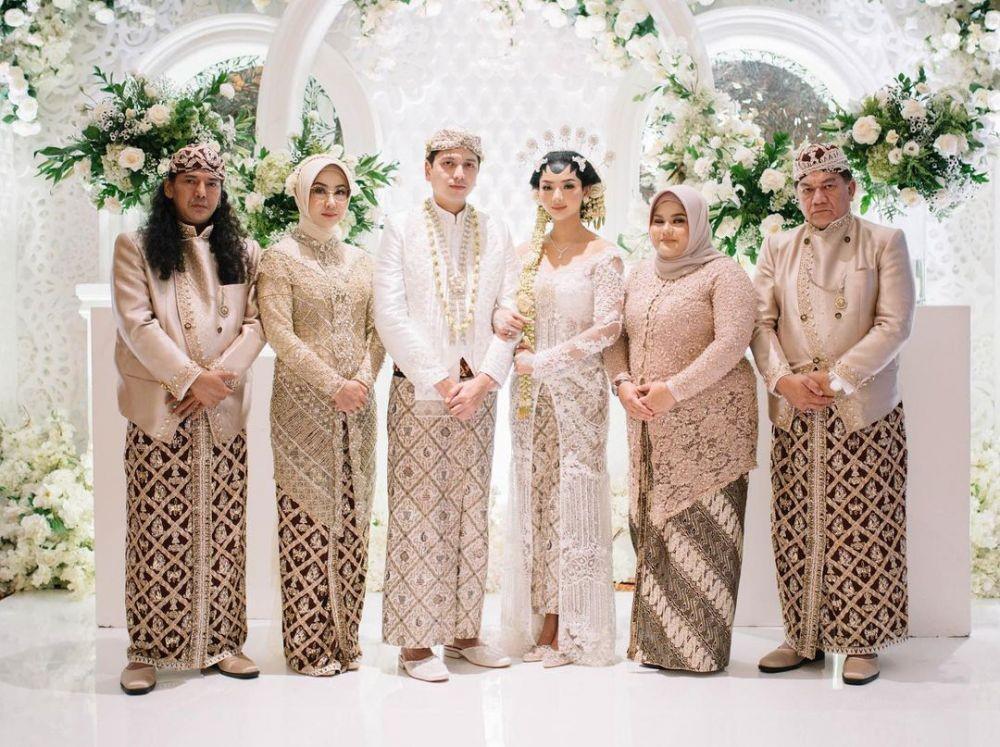 9 Kebaya Brokat Seragam Keluarga Simple Elegan, Kelihatan Bersahaja