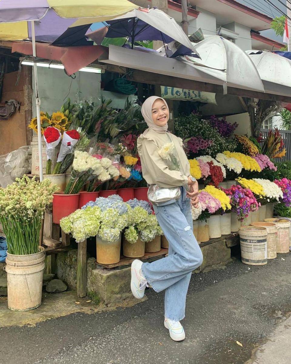 inspirasi outfit feminin di toko bunga (instagram.com/febiolanabilaa)