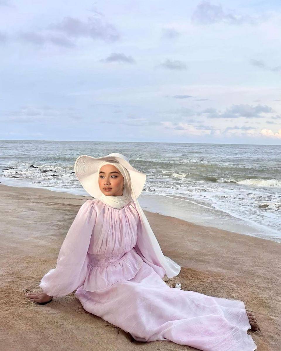 padu padan outfit dengan topi untuk ke pantai (instagram.com/aidarazman)