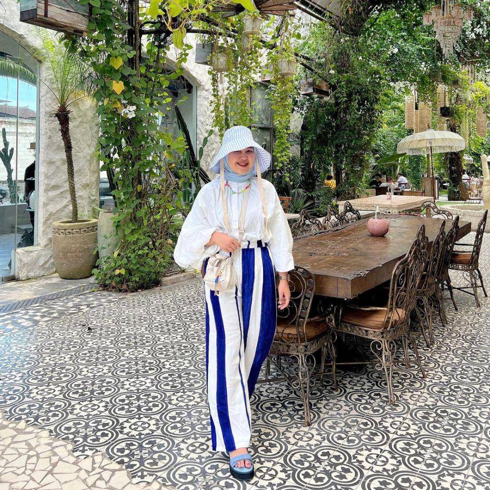 padu padan outfit dengan topi untuk ke pantai (instagram.com/meilanindraa)