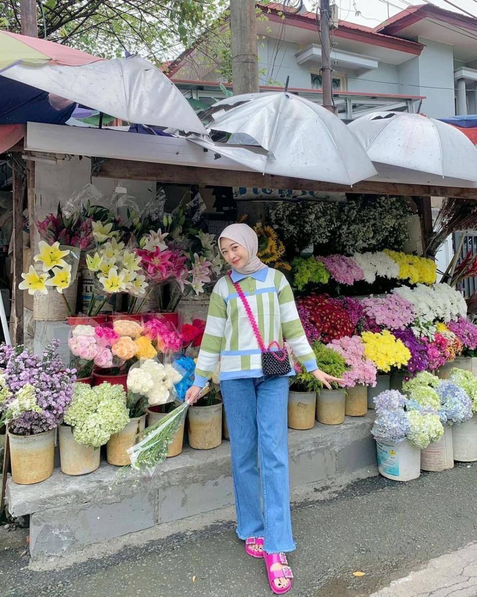 inspirasi outfit feminin di toko bunga (instagram.com/nabilayua)