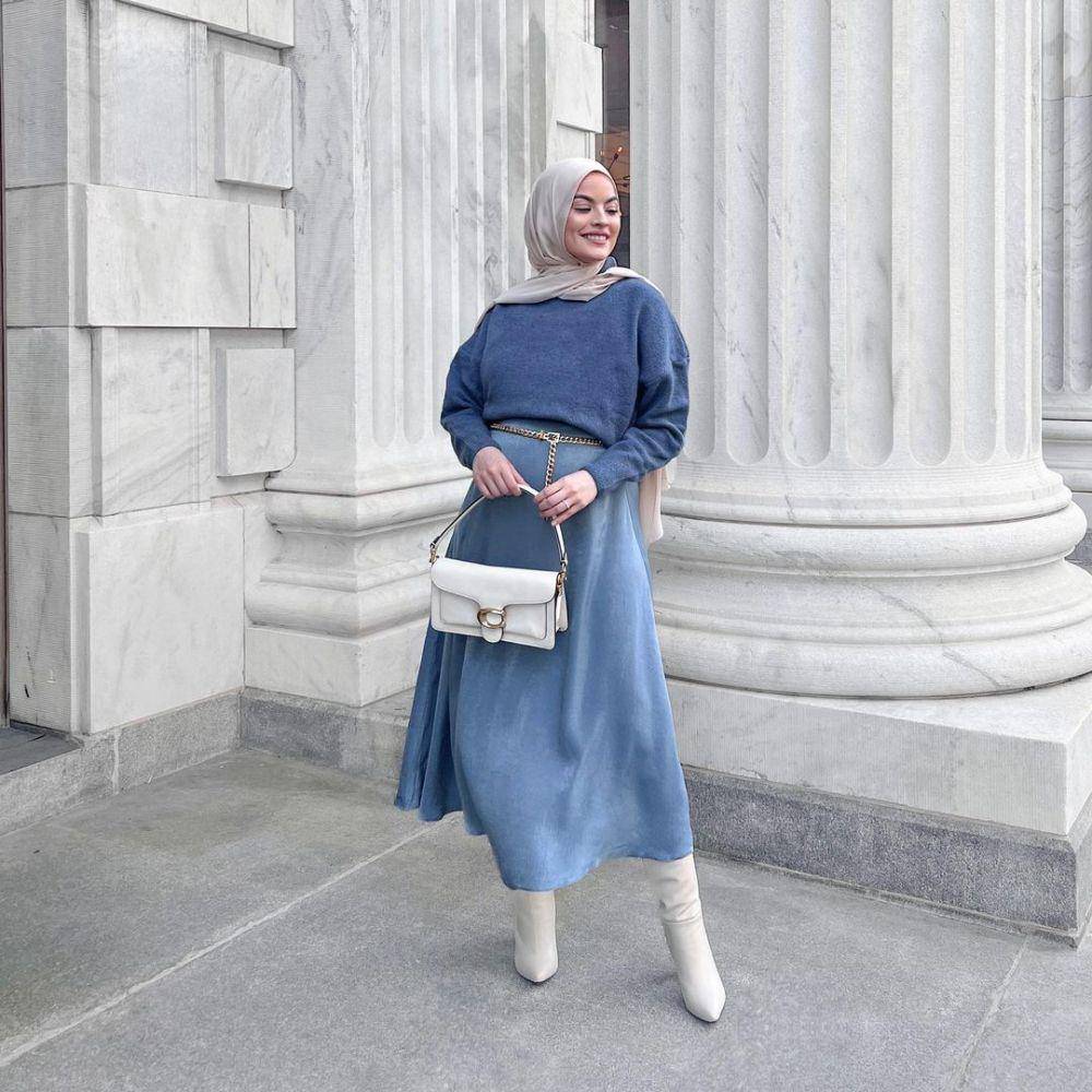 Midi skirt membuat tubuh terlihat lebih jenjang (instagram.com/omayazein)