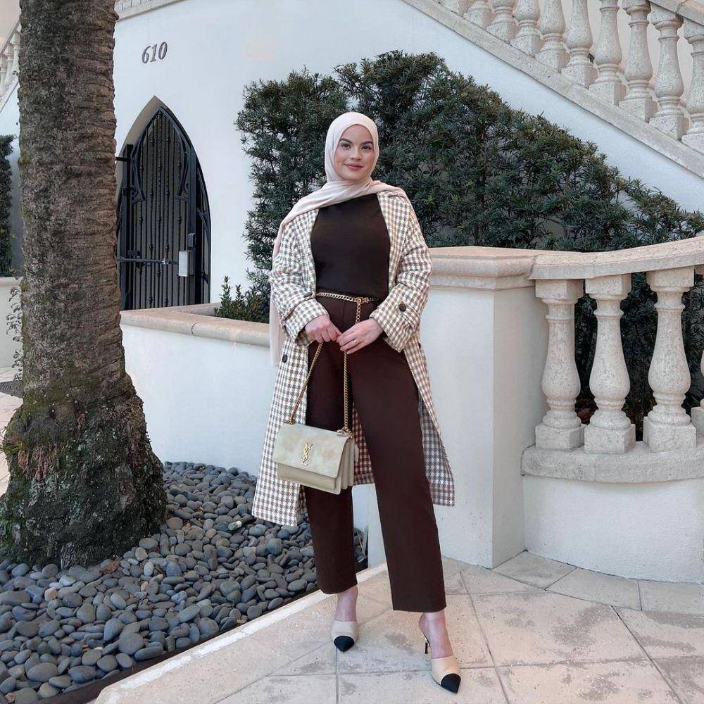 Look yang cocok dipakai ibu hamil yang bekerja (instagram.com/omayazein)