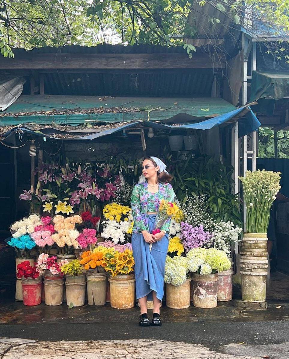 inspirasi outfit feminin di toko bunga (instagram.com/tasyakissty)