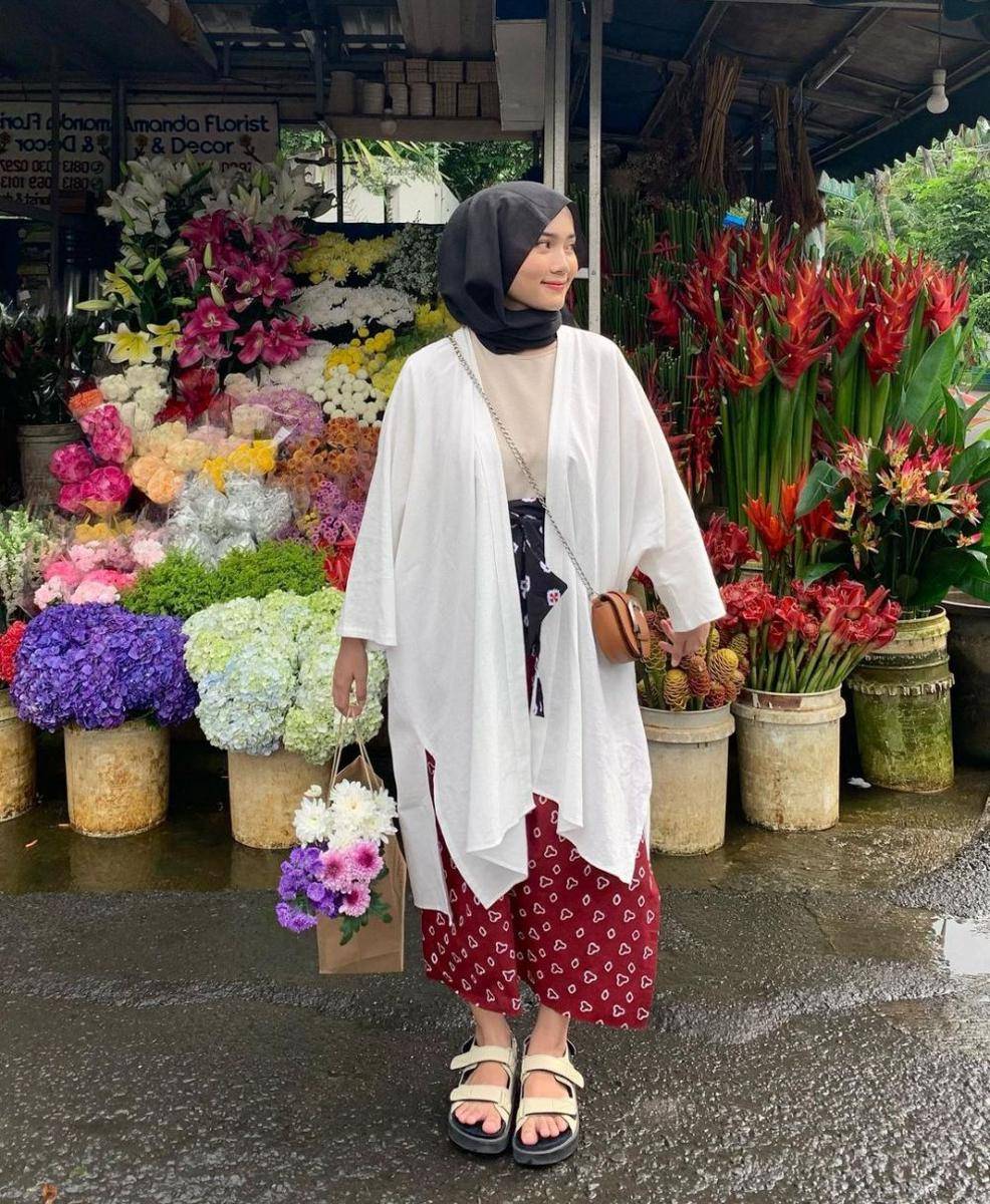 inspirasi outfit feminin di toko bunga (instagram.com/diannn.d)