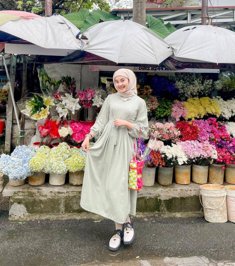 inspirasi outfit feminin di toko bunga (instagram.com/itsbellefirst)