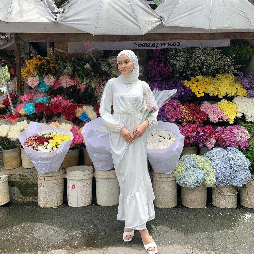 inspirasi outfit feminin di toko bunga (instagram.com/putrinuryuliani)
