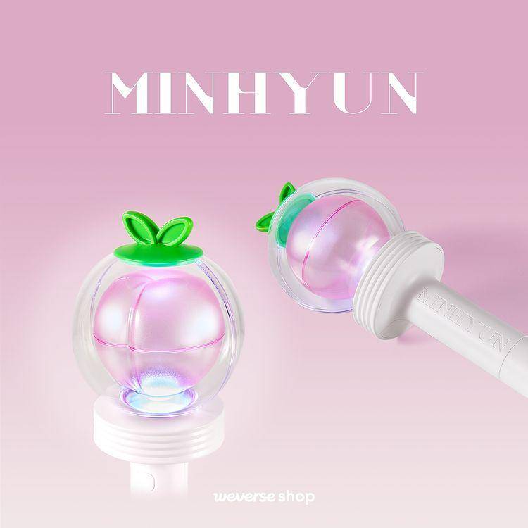 potret official light stick Hwang Min Hyun (instagram.com/weverseshop)