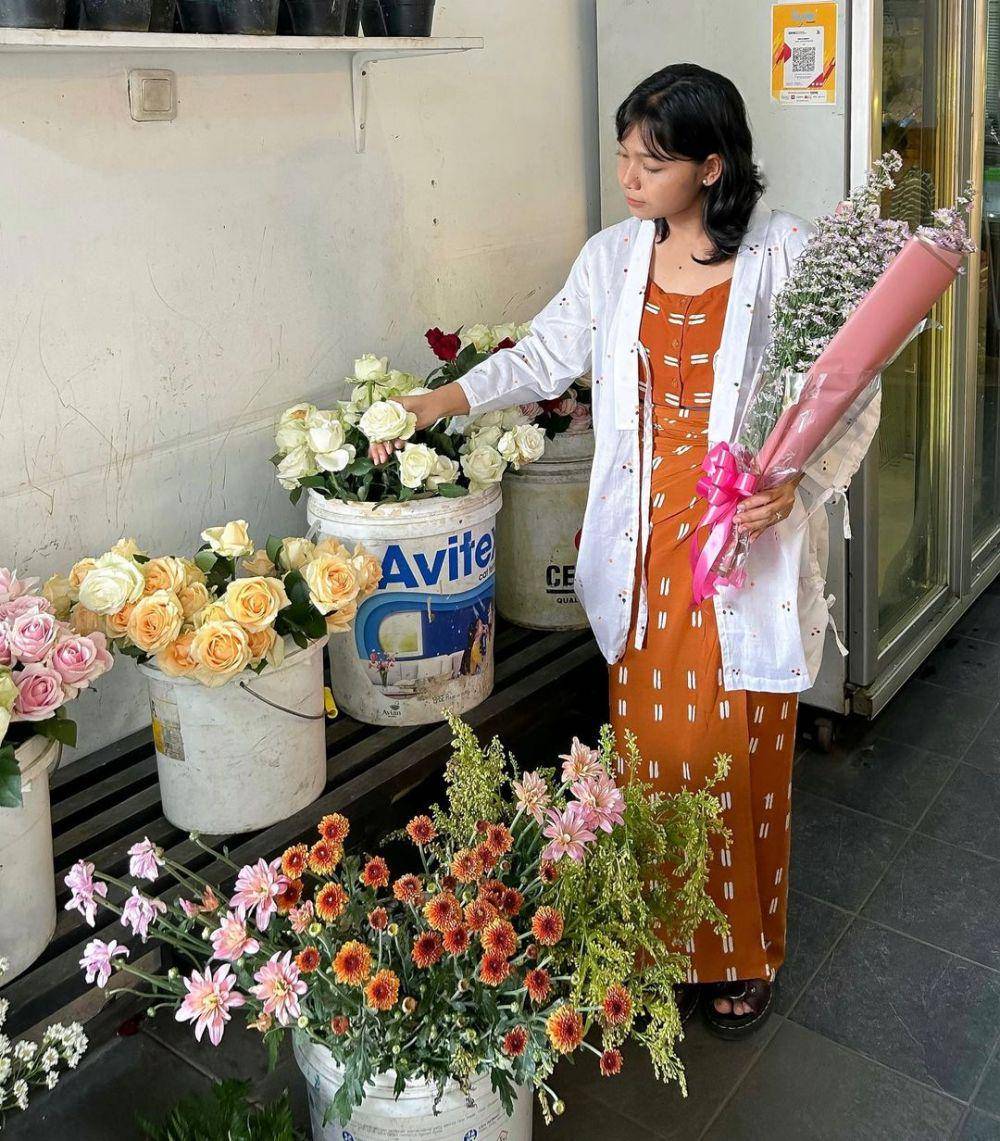 inspirasi outfit feminin di toko bunga (instagram.com/avindayp)