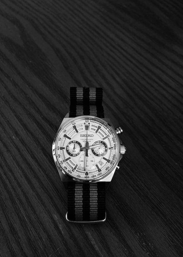 Jam tangan strap canvas (unsplash/Anoop Surendran)