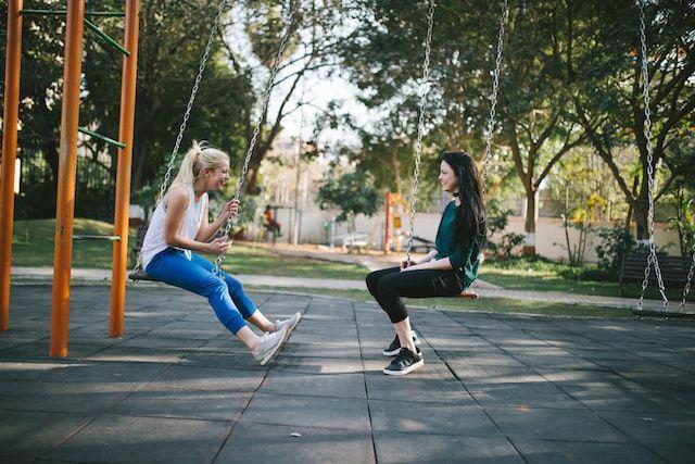 5 Tips Menghidupkan Obrolan dengan Orang yang Baru Kenal, Ga Canggung!