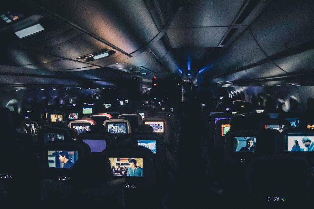 ilustrasi suasana hening saat malam hari di pesawat (unsplash.com/Ethan Hu)
