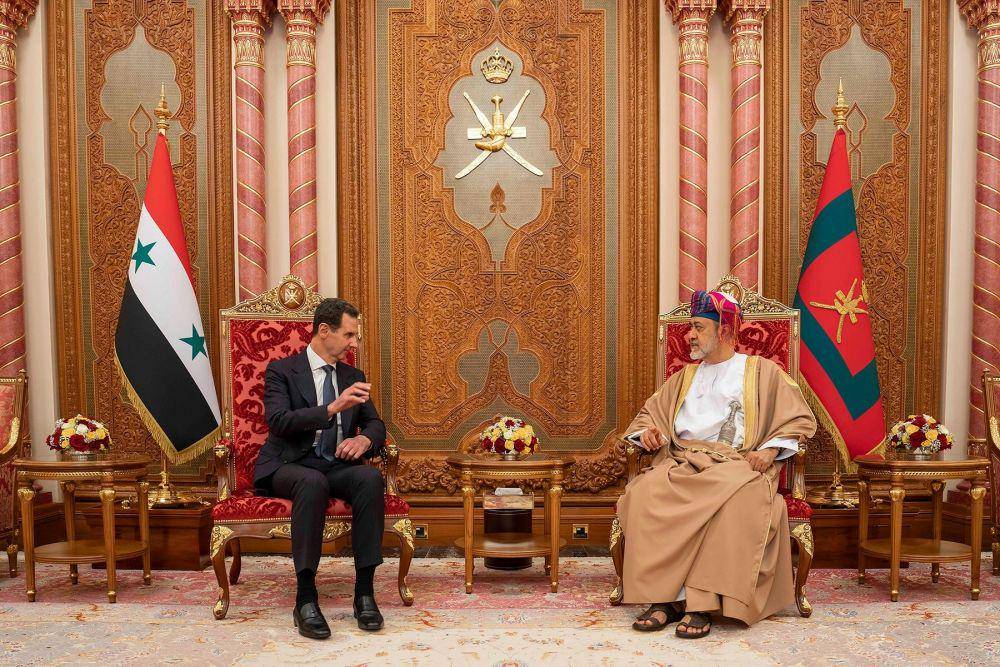 Presiden Suriah, Bashar Al-Assad, bertemu dengan pemimpin Oman, Sultan Haitham bin Tariq al-Said, di Istana Al Baraka Al-Amer di Muscat, Senin 20 Februari 2023. (Twitter.com/@FMofOman)
