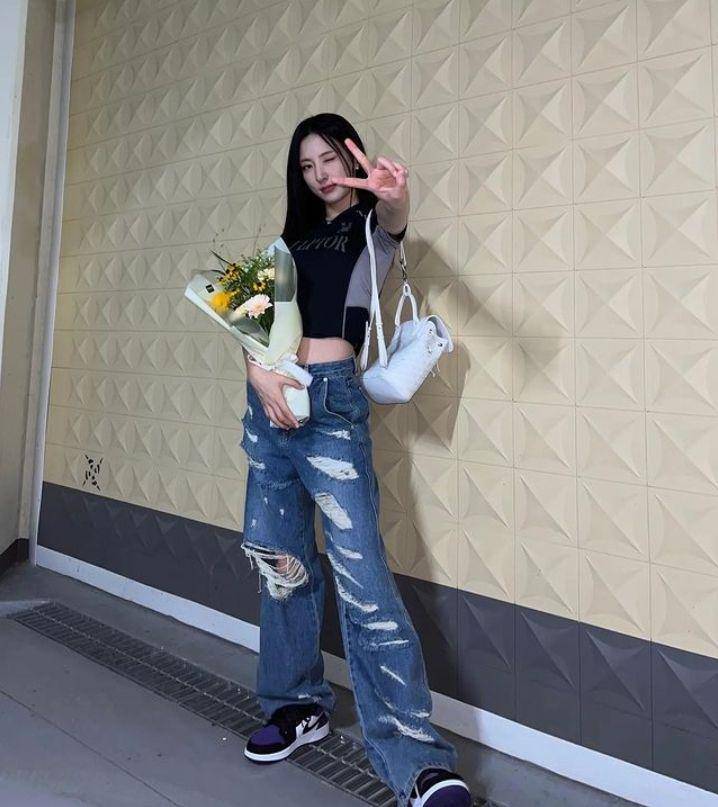 outfit ala Eunseo WJSN (instagram.com/eeunseo._.v)