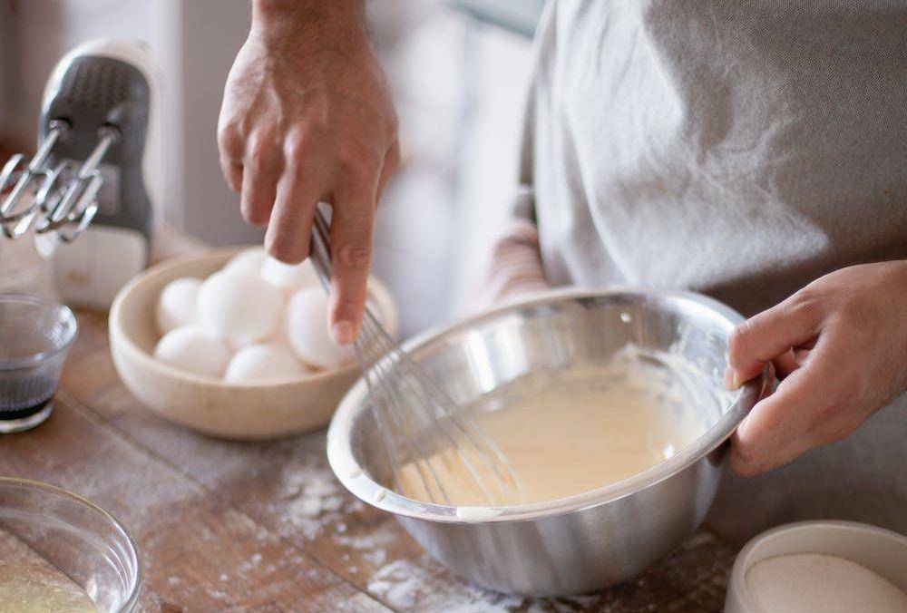 Mengocok telur (pexels.com/id-id/@cristian-rojas/)