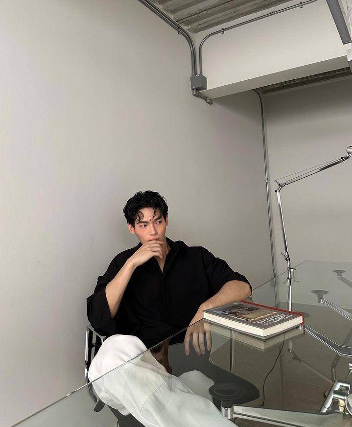 outfit cowok mamba ala Win (instagram.com/winmetawin)